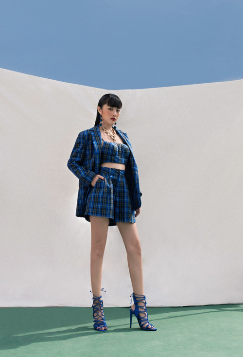 Suit vừa tôn nét cá tính vừa khơi gợi vẻ đẹp sexy của Thanh Vy được kết hợp giữa áo crop-top, quần short và blazer dáng rộng. Suit vừa tôn nét cá tính vừa khơi gợi vẻ đẹp sexy của Thanh Vy được kết hợp giữa áo crop-top, quần short và blazer dáng rộng.