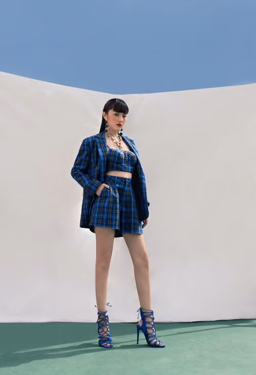 Suit vừa tôn nét cá tính vừa khơi gợi vẻ đẹp sexy của Thanh Vy được kết hợp giữa áo crop-top, quần short và blazer dáng rộng.