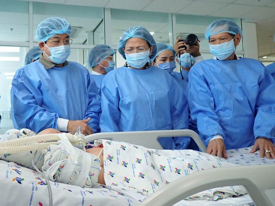 Trao tặng ê-kíp phẫu thuật tách rời hai bé "song Nhi" 50 triệu đồng ảnh 4 Phó Chủ tịch nước Đặng Thị Ngọc Thịnh thăm hai bé song sinh Trúc Nhi – Diệu Nhi ảnh 5