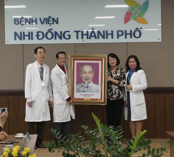 Trao tặng ê-kíp phẫu thuật tách rời hai bé "song Nhi" 50 triệu đồng ảnh 5 Phó Chủ tịch nước Đặng Thị Ngọc Thịnh thăm hai bé song sinh Trúc Nhi – Diệu Nhi ảnh 6