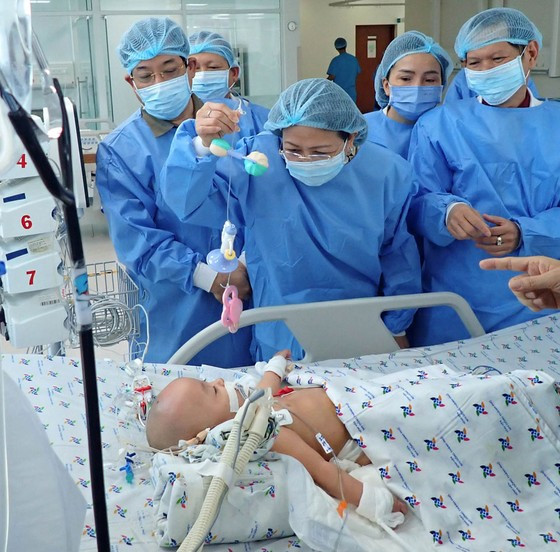 Trao tặng ê-kíp phẫu thuật tách rời hai bé "song Nhi" 50 triệu đồng ảnh 3 Phó Chủ tịch nước Đặng Thị Ngọc Thịnh thăm hai bé song sinh Trúc Nhi – Diệu Nhi ảnh 4