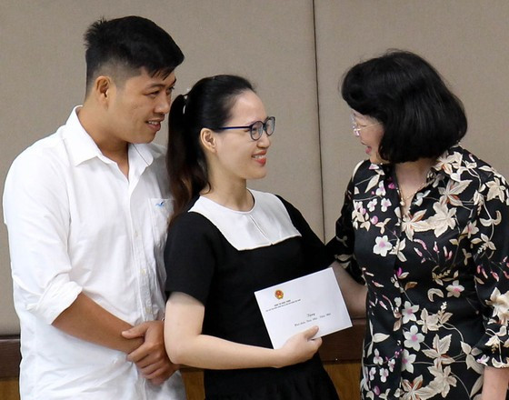 Trao tặng ê-kíp phẫu thuật tách rời hai bé "song Nhi" 50 triệu đồng ảnh 6 Phó Chủ tịch nước Đặng Thị Ngọc Thịnh thăm hai bé song sinh Trúc Nhi – Diệu Nhi ảnh 7