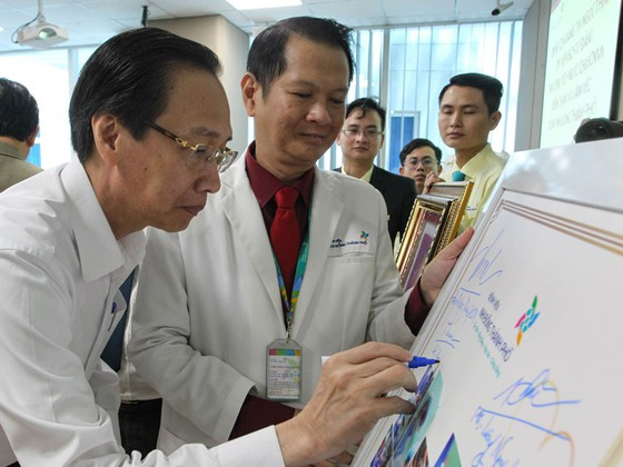 Trao tặng ê-kíp phẫu thuật tách rời hai bé "song Nhi" 50 triệu đồng ảnh 9 Phó Chủ tịch nước Đặng Thị Ngọc Thịnh thăm hai bé song sinh Trúc Nhi – Diệu Nhi ảnh 10