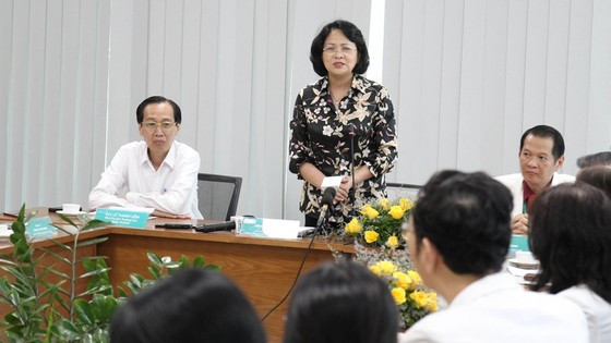 Trao tặng ê-kíp phẫu thuật tách rời hai bé "song Nhi" 50 triệu đồng ảnh 2 Phó Chủ tịch nước Đặng Thị Ngọc Thịnh thăm hai bé song sinh Trúc Nhi – Diệu Nhi ảnh 3