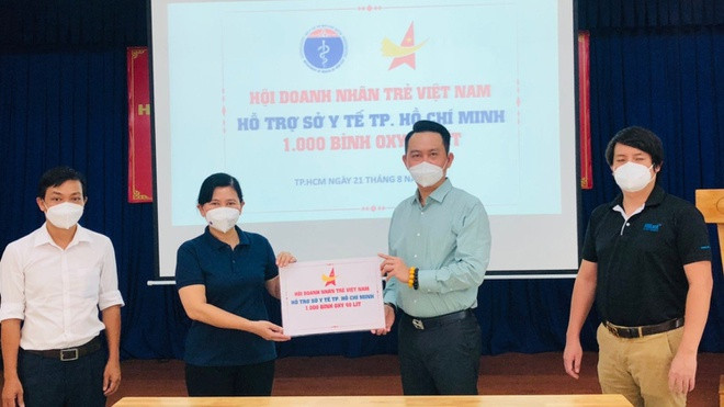 Ông Đặng Hồng Anh (thứ hai từ phải sang), Chủ tịch Hội Doanh nhân trẻ Việt Nam trong đợt trao tặng 1.000 bình ô xy cho đại diện Sở Y tế TP Hồ Chí Minh. Giá kit test ở mỗi thời điểm, mỗi nước khác nhau - ảnh 2