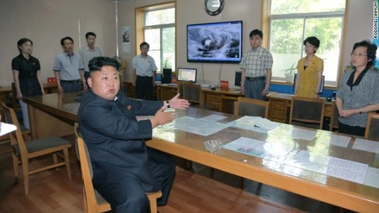 Ông Kim Jong-un đang chỉ đạo các nhân viên cơ quan khí tượng thủy văn. Ảnh: Rodong Sinmun