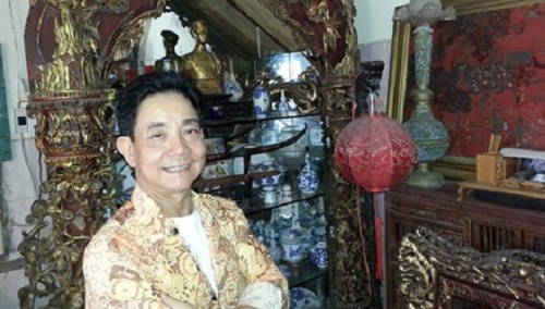 Ông Cường bên những món đồ cổ.