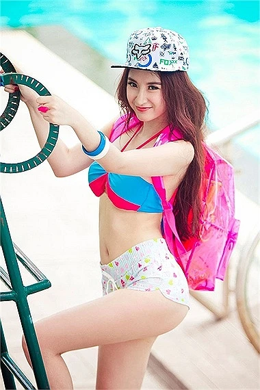 Ngắm Angela Phương Trinh mơn mởn khoe dáng bikini