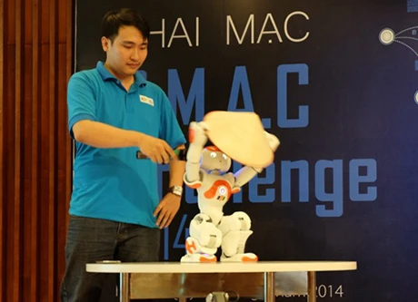 Robot thông minh múa nón lá Việt Nam