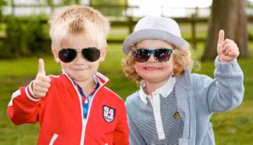 Trẻ nhược thị vì kính râm không đạt chuẩn