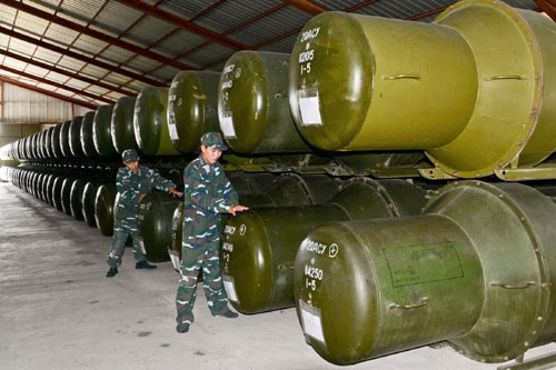 Cận cảnh quá trình lắp ráp tên lửa phòng không SA-2 Việt Nam