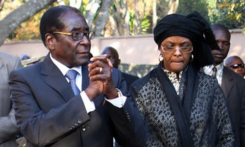 Bà Grace Mugabe tháp tùng chồng trong một chuyến công cán - Ảnh: AFP