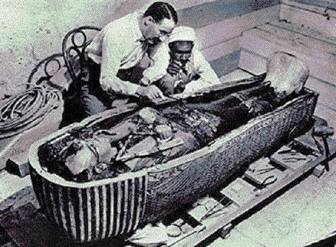 Nhóm khai quật của nhà khảo cổ học Howard Carter đã phát hiện ra ngôi mộ của Pharaoh Tutankhamun