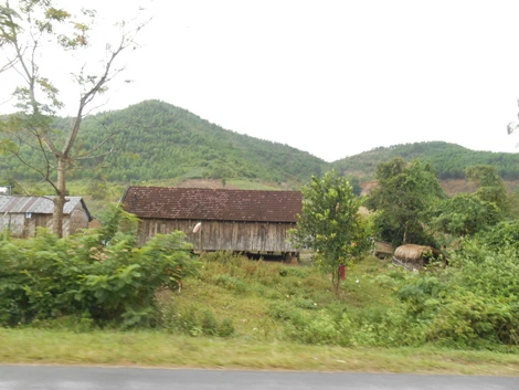 Sơn nữ dùng chiêng ché, tiền để “bắt trai đẹp” 