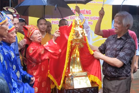 Xin lửa thiêng đúc tượng vàng Thánh Gióng