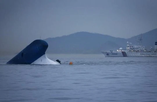 Tàu Cảnh sát Biển đến gần chiếc phà gặp nạn Sewol hôm 16/5. Ảnh: Reuters