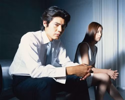 Anh thật sự thấy quá mệt mỏi với tính ghen của vợ. Ảnh minh họa