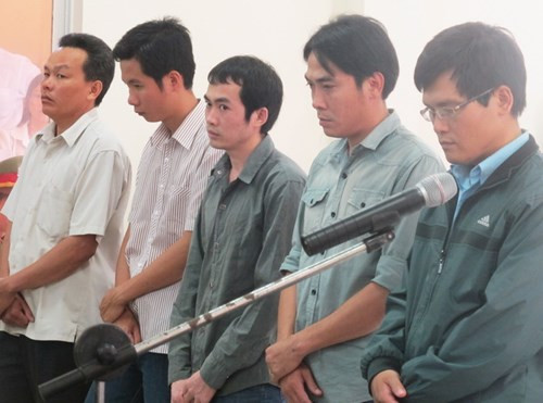 Ngày mai (24-6), năm bị cáo cựu công an sẽ tiếp tục ra tòa. Ảnh: TẤN LỘC