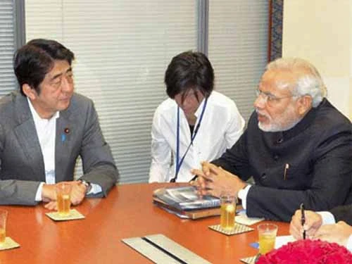 Hai ông Shinzo Abe và Narendra Modi trong lần gặp nhau ở Tokyo hồi năm 2012 Ảnh: PTI