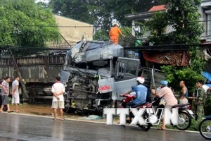 Xe ôtô đầu kéo đâm liên tiếp vào hai nhà dân. Ảnh: Nguyễn Văn Tý/TTXVN