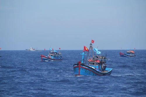 Tàu Trung Quốc dàn hàng ngang lao vào tàu cá Việt Nam