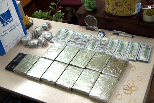 11 bánh heroin và gần 100.000 USD. Ảnh: C.A