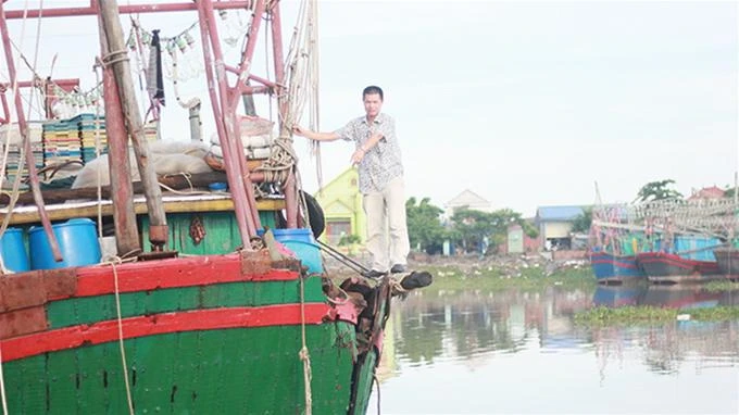 Tàu của ông Quang bị tàu mang số hiệu của Trung Quốc đâm thủng bên mạn trái và đuôi tàu đang neo chờ sửa chữa - Ảnh: Tiến Thắng