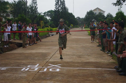 Sĩ quan đặc công thi phi dao, phi sao trăm phát, trăm trúng