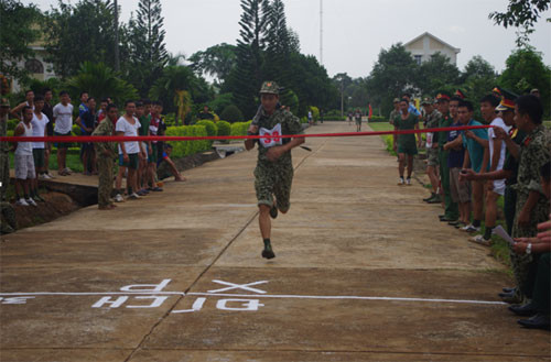 Sĩ quan đặc công thi phi dao, phi sao trăm phát, trăm trúng