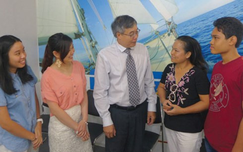 Ông Trần Đức Cảnh và chị Nguyễn Hương Quỳnh Trang cùng phụ huynh và học sinh lớp 10 trường chuyên Trần Đại Nghĩa