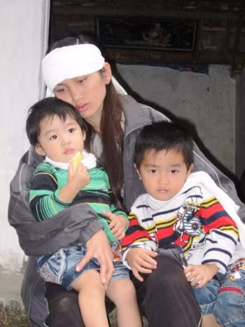 Vợ và hai con đau khổ trước sự ra đi của anh Thời. Ảnh: Lê Đức Hùng