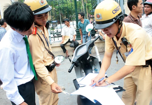 Theo Cục Cảnh sát giao thông, trong 6 tháng đầu năm có hơn 1.300 cảnh sát liêm khiết không nhận mãi lộ. Ảnh minh họa: Phương Sơn.