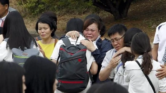 Thảm họa tàu Sewol khiến dân chúng Hàn Quốc giận dữ. Ảnh: EPA