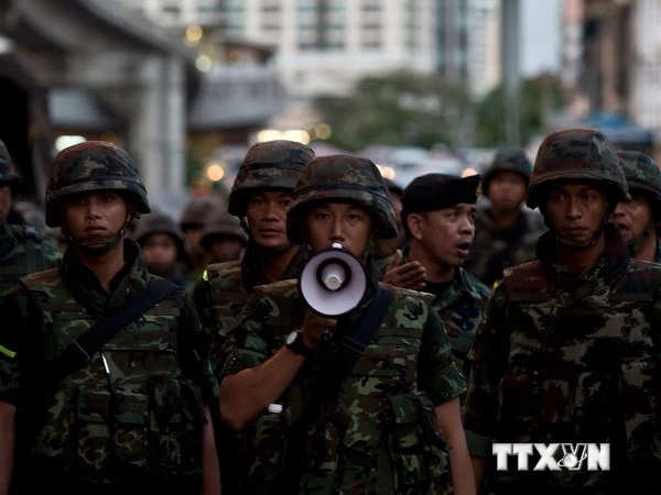 Binh sỹ Thái Lan kêu gọi những người biểu tình ở thủ đô Bangkok tuân thủ luật pháp và trật tự. (Nguồn: AFP/TTXVN)