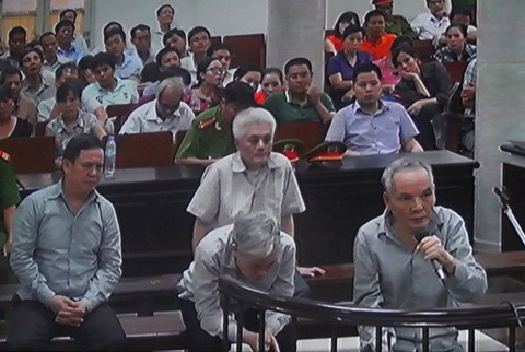Nhóm bị cáo trước vành móng ngựa