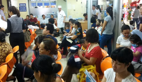 Phụ huynh đưa con đi tiêm chủng tại Viện vệ sinh dịch tễ TƯ (Ảnh: C.Q)