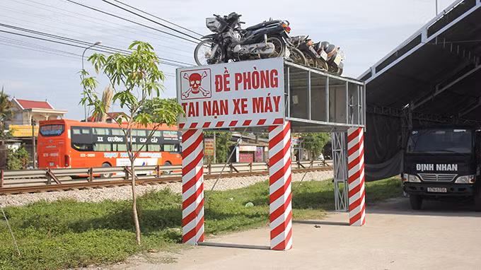 Cảnh báo “Đề phòng tai nạn xe máy” với 8 chiếc xe máy méo mó của Công ty Định Nhàn. Ảnh: N.Lê