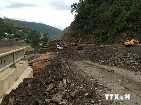 Sạt lở núi, ách tắc giao thông từ Hà Giang đi Hà Nội