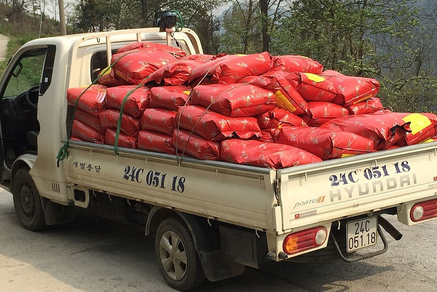 Xe chở thức ăn cho cá của gia đình anh Sỹ. Anh ước tính mỗi ngày mất 5 triệu để duy trì vựa cá. Ảnh: Nhân vật cung cấp. Xe chở thức ăn cho cá của gia đình anh Sỹ. Anh ước tính mỗi ngày mất 5 triệu để duy trì vựa cá. Ảnh: Nhân vật cung cấp.