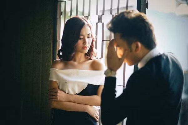 Người yêu cũ của chồng giúp tôi đi “bắt gian” tại trận