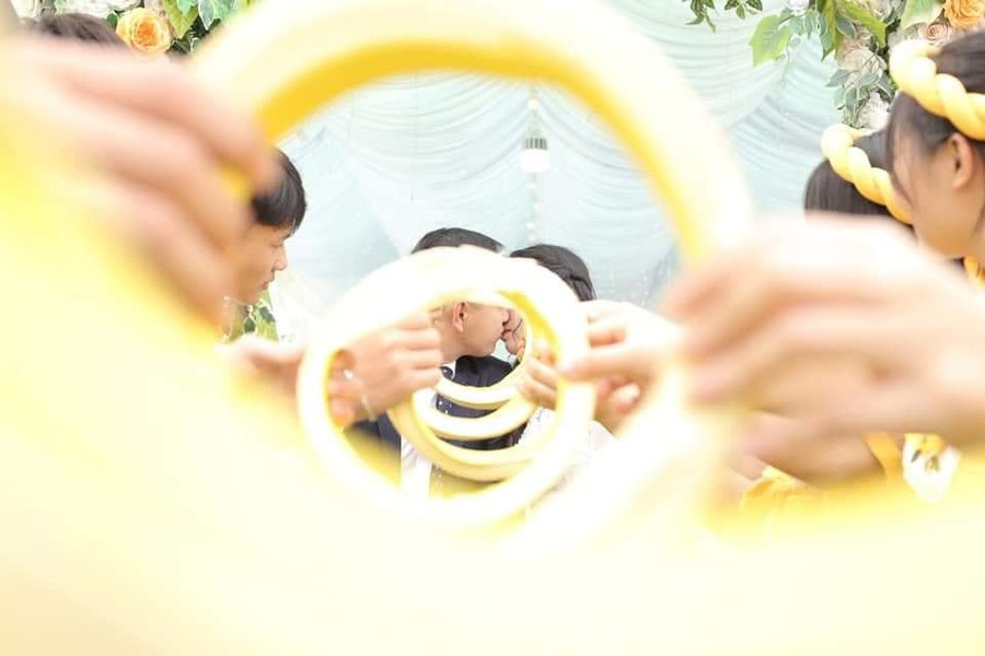 Đây chẳng phải là cô dâu chú rể làm nền cho những chiếc vòng? Cô dâu “dở khóc dở cười” lên mạng kêu than vì tin nhầm thợ ảnh