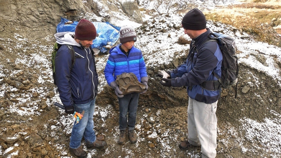 Nathan và bố bất ngờ tìm thấy hóa thạch khủng long khi đang đi bộ đường dài. Nathan và bố bất ngờ tìm thấy hóa thạch khủng long khi đang đi bộ đường dài.