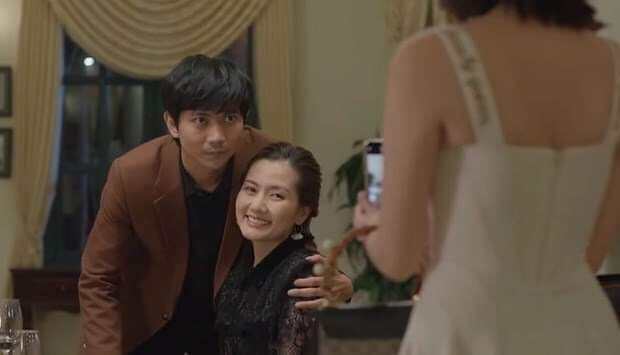 Và rồi cô nhờ người tình chụp ảnh kỷ niệm ngày cưới cho mình và chồng, đóng vai người vợ ngây thơ không biết mình bị cắm sừng làm cho chồng và nhân tình phải "câm nín". Loạt đánh ghen văn minh khiến “tiểu tam” khiếp vía trên màn ảnh Việt