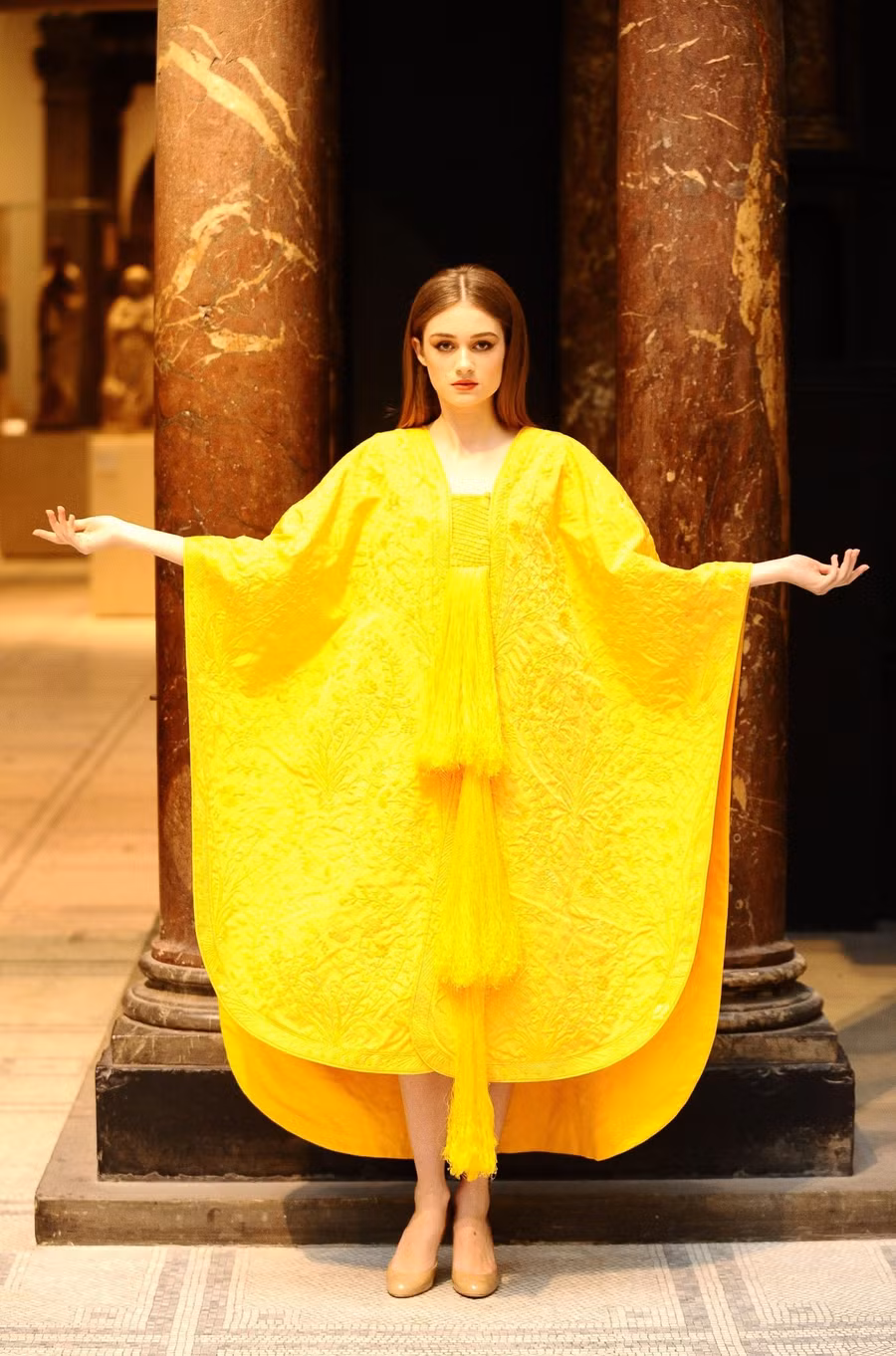 Cận cảnh tấm áo choàng làm từ tơ nhện độc nhất vô nhị ảnh 1