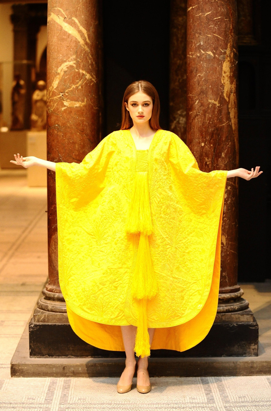 Cận cảnh tấm áo choàng làm từ tơ nhện độc nhất vô nhị ảnh 1