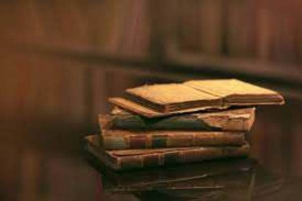 Đau đớn phát hiện bí mật trong những cuốn sách bố tặng dịp sinh nhật ảnh 1 Bí mật trong những cuốn sách bố tặng tôi dịp sinh nhật