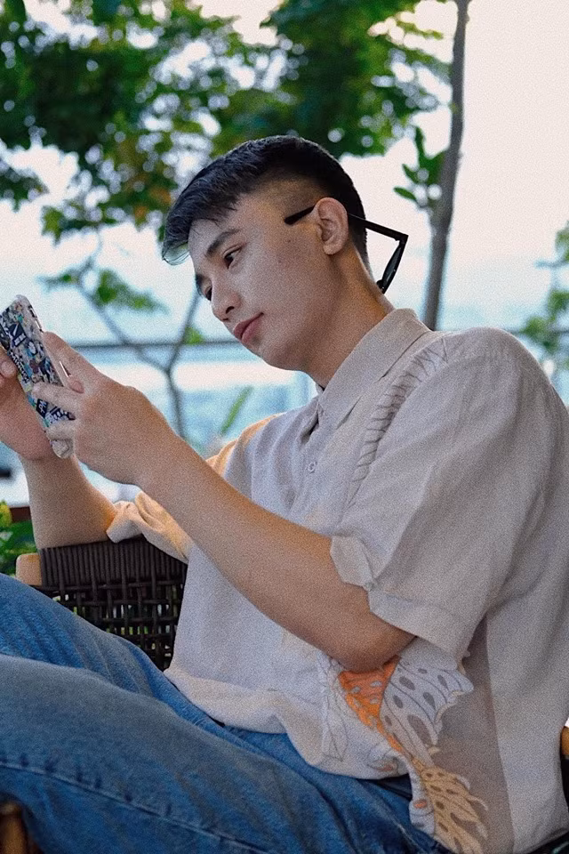 Cựu thí sinh Olympia “mọt sách” trở thành thầy giáo IELTS điển trai, năng động