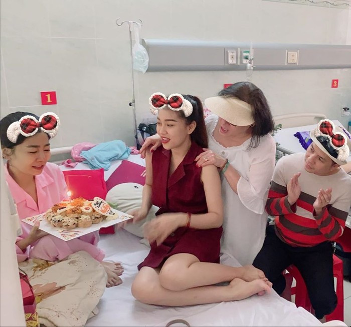 Nguyễn Huy cùng bạn bè thân thiết với Mai Phương mừng sinh nhật cô tại bệnh viện. Nguyễn Huy cùng bạn bè thân thiết với Mai Phương mừng sinh nhật cô tại bệnh viện.