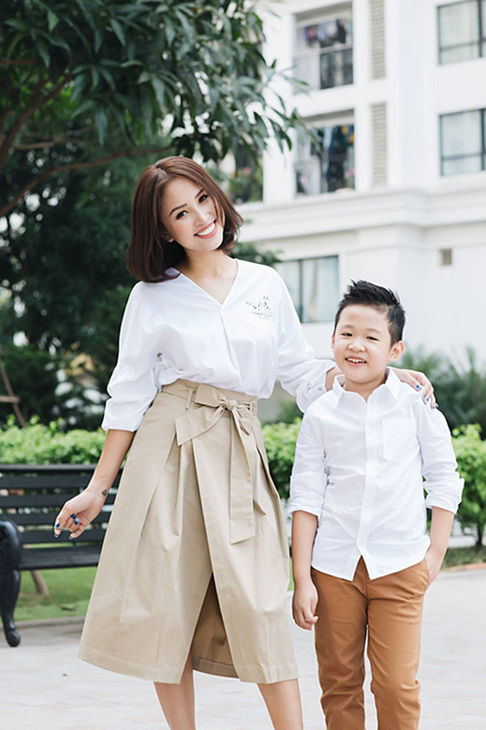 Cậu con trai riêng của Vân Hugo rất ủng hộ mối quan hệ mới của mẹ và còn giục mẹ lấy chồng. Cậu con trai riêng của Vân Hugo rất ủng hộ mối quan hệ mới của mẹ và còn giục mẹ lấy chồng.