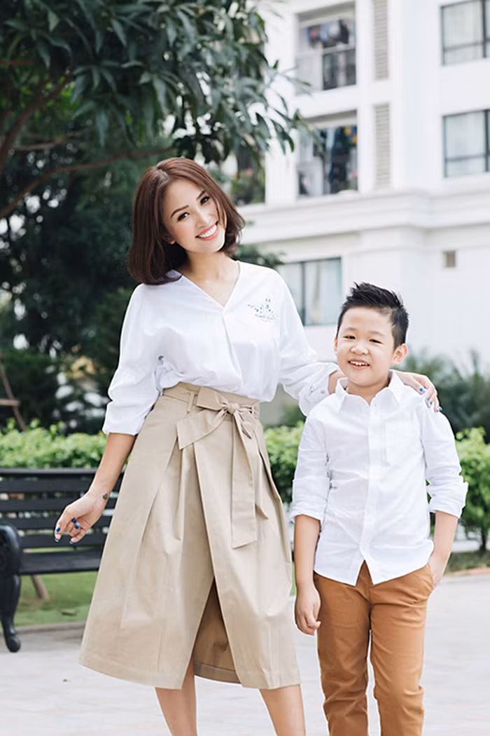 Cậu con trai riêng của Vân Hugo rất ủng hộ mối quan hệ mới của mẹ và còn giục mẹ lấy chồng.